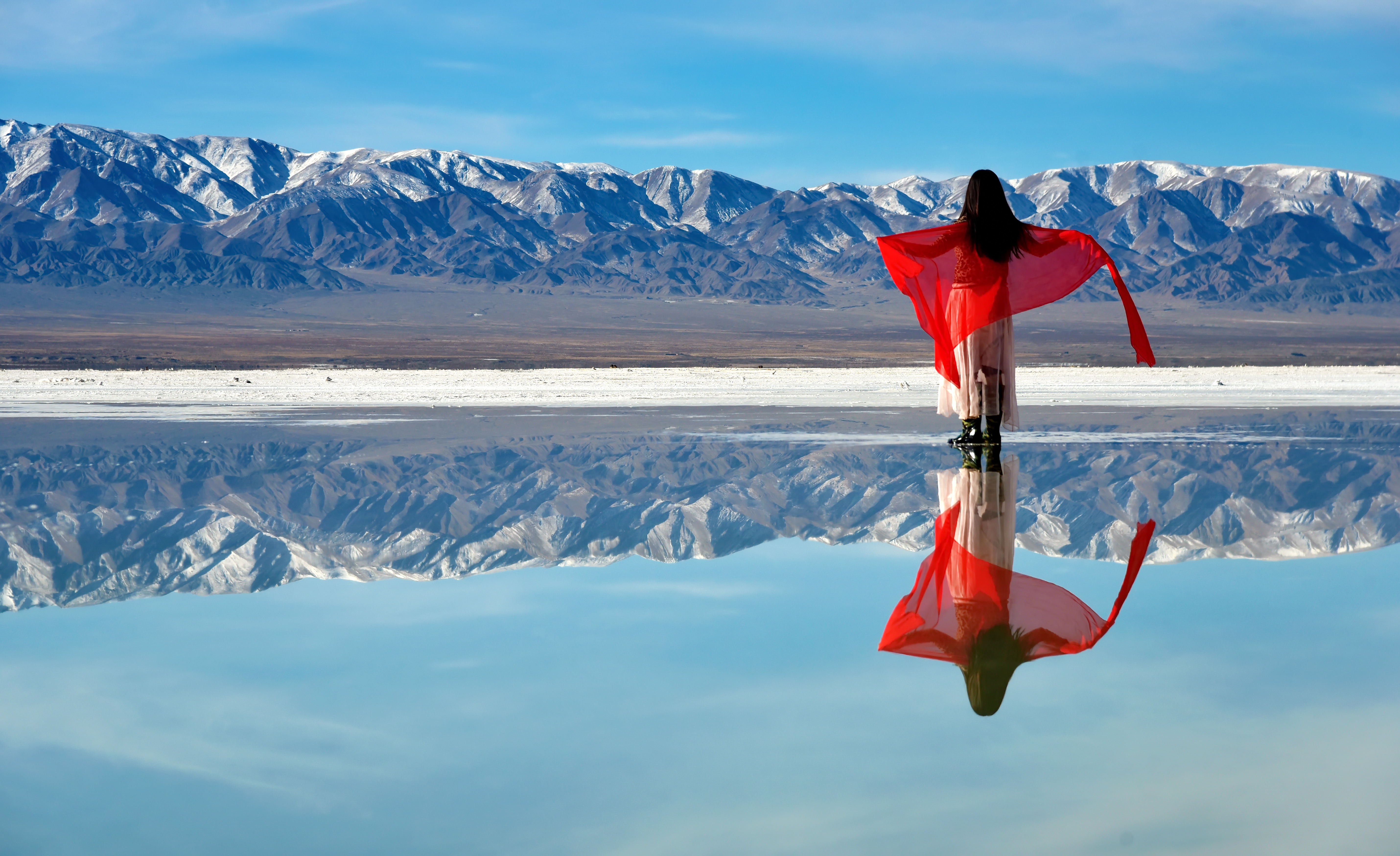 被称之为中国"天空之镜"的茶卡盐湖位于青海省海西蒙古族藏族自治州